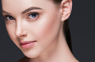 Fototapeta premium Piękna twarz kobiety portret z rękami. Koncepcja pielęgnacji skóry uroda. Model piękna moda na białym tle