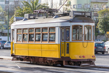 Fototapeta na wymiar Tramway jaune à Lisbonne