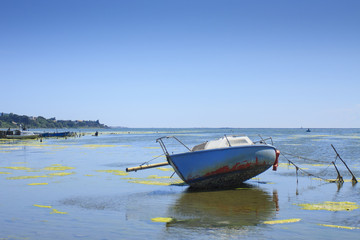 Obraz premium 07/15/2017 Thau France. Boats lying at low tide on Thau pond in France