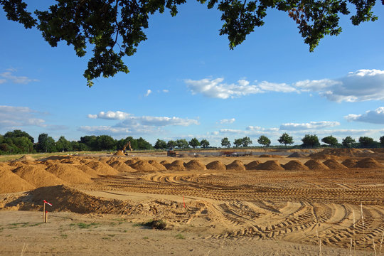 sandhaufen auf einer baustelle