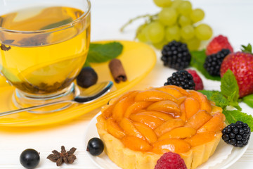 Fresh peach tart with spicy lemon tea