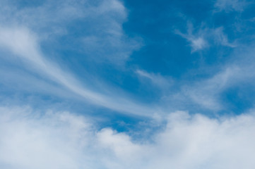 Obraz premium Beautiful patterned white clouds on the blue sky