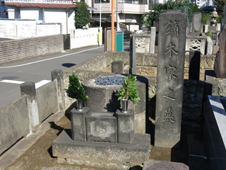 谷中霊園にある日本画家・鏑木清方の墓