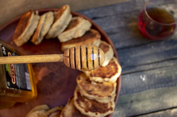 оладьи с медом  и чай