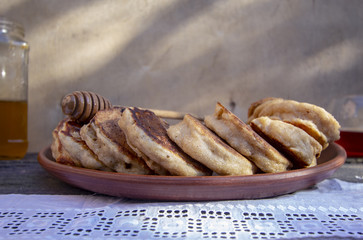 оладьи с медом  и чай