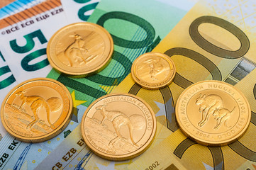 Goldmünzen und Eurogeldscheine
