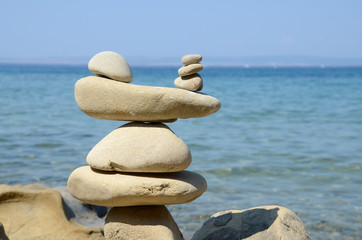 Steinbauten am Strand