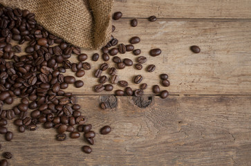 Kaffeebohnen mit Kaffeetasse und Kaffeemühle auf Holzbrett