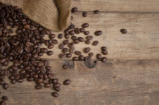 Kaffeebohnen mit Kaffeetasse und Kaffeemühle auf Holzbrett © Stockwerk-Fotodesign