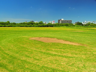 Fototapeta premium 平日の河川敷の野球場風景