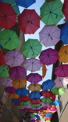 Fototapeta na wymiar Cielo de paraguas para evitar el sol en Carcassonne