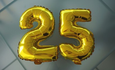 Globos dorados con número 25