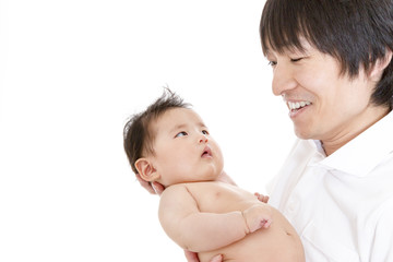 裸の赤ちゃんを抱き幸せなお父さんイメージ
