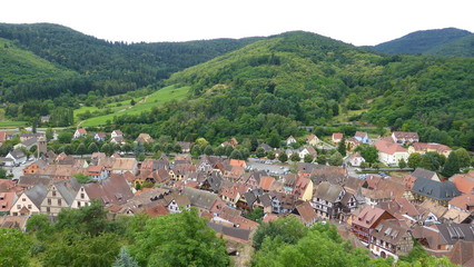 Fototapeta na wymiar Kaysersberg en Alsace, vue panoramique sur le village et la forêt des collines alentours (France)