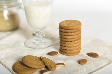 Bicchiere di latte con biscotti alle mandorle