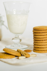 Bicchiere di latte con biscotti alle mandorle