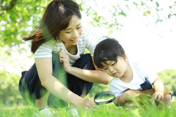 ルーペを覗く親子