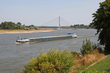 frachtschiff und fleher brücke
