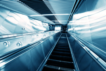 Obraz premium Escalator in the city leading to the underground passage of the subway