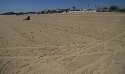 Fototapeta na wymiar Spuren im Sand; Strand in Sea Bright, New Jersey