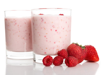  fresh strawberries and raspberries smoothies