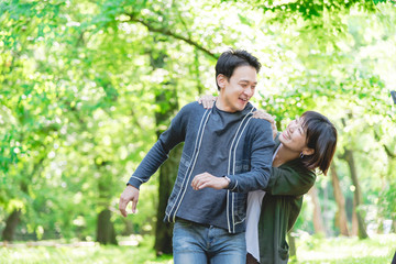 新緑の中、抱き合うカップル