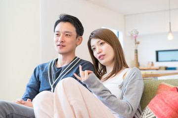 Fototapeta premium ソファでくつろぐカップル