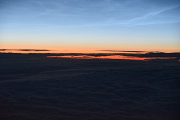 Fototapeta na wymiar Sonnenaufgang aus dem Flugzeug