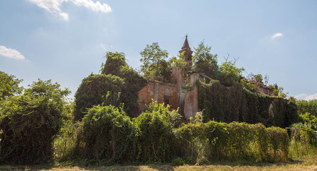 Alte marode Kirche und Zerfall