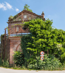 Alte marode Kirche und Zerfall
