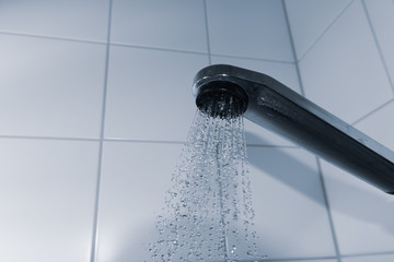 Duschkopf mit Wasser im Badezimmer