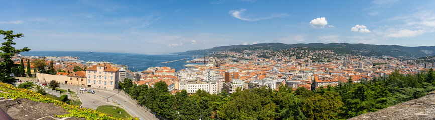 Fototapeta na wymiar Panoramica Trieste dal Castello di San. Giusto