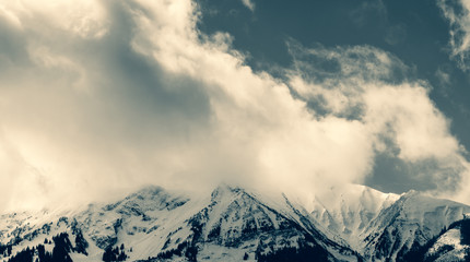Fototapeta na wymiar Berglandschaft mit Schnee und Wolken