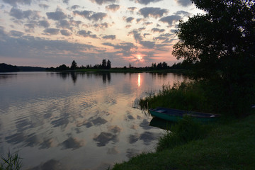 piękny zachód słońca nad mazurskim jeziorem © Jacek