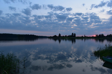 piękna tafla jeziora podczas zachodu słońca