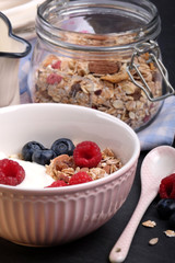 Müsli und Joghurt Frühstück