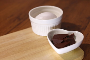 お菓子作りの材料　チョコレートと卵