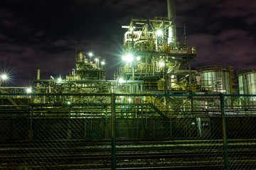 Fototapeta premium It is a night view of the factory. The light trace turns into a star shape and it is reflected very beautifully. This is Kawasaki which is an industrial area in Japan.