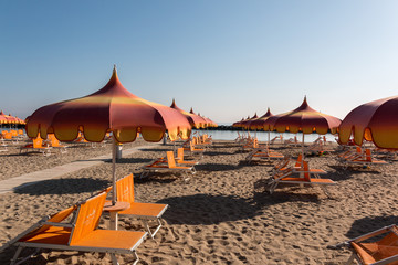 Sonnenschirme und Sonnenliegen in Torre Pedrera bei Rimini in Italien