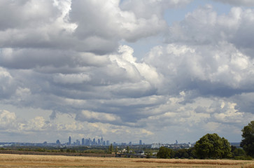 rhein-main-gebiet unter spannendem wolkenhimmel