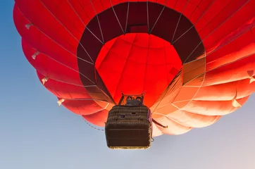 Deurstickers Luchtsport Kleurrijke heteluchtballon tegen de blauwe lucht
