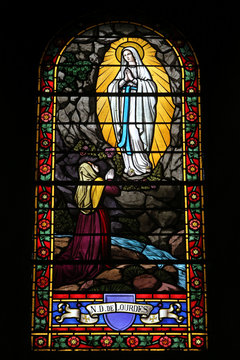 Bernadette Soubirous. Notre-Dame de Lourdes. Eglise Saint Jean-Baptiste. Les Houches. / Bernadette Soubirous. Our Lady of Lourdes. Saint John the Baptist Church. The Houches.