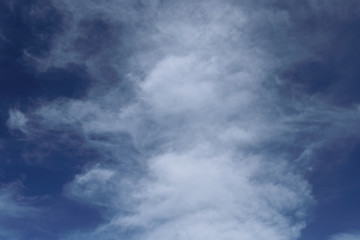 Schleierwolken und blauer Himmel - Stockfoto
