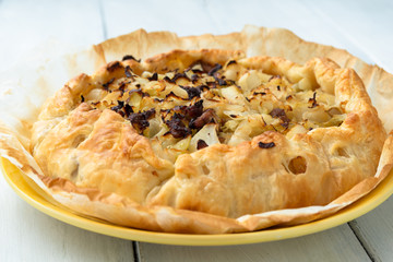 Torta salata ripiena di cavolo, cipolla e salsiccia di maiale 