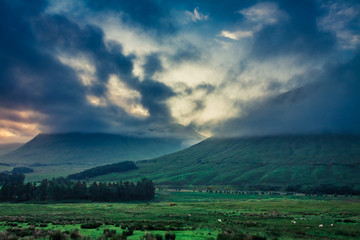 Obraz premium Cold dawn over the mountains of Glencoe in Scotland