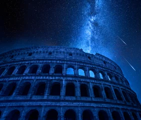 Fototapete Rund Atemberaubendes Kolosseum in Rom bei Nacht mit Sternschnuppen, Italien © shaiith