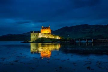 Tuinposter Kasteel Illuminated Eilean Donan Castle at night, Scotland