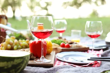 Crédence de cuisine en verre imprimé Pique-nique Blanket with food prepared for summer picnic outdoors