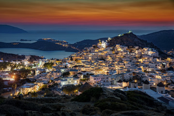 Die beleuchtete Chora von Ios auf den Kykladen in Griechenland am Abend nach Sonnenuntergang