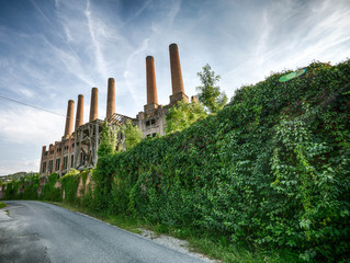 Verfallenes Zementwerk in Italien